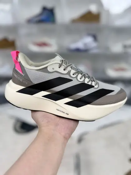 ▪️QD版本 adidas Adizero Evo SL ATR 舒适百搭耐磨透气 低帮 马拉松训练竞速跑步鞋 男女款 米色 ▪️ (36 362⁄3 371⁄3 38 382⁄3 391⁄3 40 402⁄3 411⁄3 42 422⁄3 431⁄3 44 442⁄3 451⁄3) ▪️货号:KI5181 ▪️Adizero Evo SL ATR跑步鞋是阿迪达斯推出的一款备受瞩目的户外超轻跑鞋.这款鞋以其超轻量化设计脱颖而出,成为跑者的理想选择,尤其适合竞速训练和日常训练.搭载了Lightstrike Pro技术的中底纤维泡棉,这一技术通过采用更轻盈、更富弹性的泡棉材质,为跑者提供了出色的缓震和回弹效果,让每一步都充满力量且轻松顺畅.无论是在长距离的慢跑还是高强度的冲刺跑中,都能感受到明显的缓震效果.外底采用Continental马牌橡胶,搭配1.5毫米鞋钉,结合独特的纹路设计,可在湿滑、泥泞等多种户外地形上提供可靠的抓地力,确保跑步安全稳定.Adizero Evo SL ATR的鞋面采用格子布梭织网眼布,兼具透气性和耐用性,能快速排出鞋内湿气,保持脚部干爽.同时,鞋头部位增加防泼水处理,可抵御轻度雨水或潮湿环境.鞋底的设计注重了耐磨性和抓地力的平衡.厚实的马牌橡胶大底不仅提供了稳定的支撑,还确保了在各种地面上的出色抓地效果.Adizero Evo SL ATR适合各种训练和日常穿着.无论是有氧慢跑、节奏跑还是速度训练,这款鞋都能提供令人满意的性能支撑.